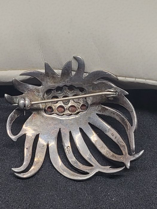 Брошь серебро, коралл