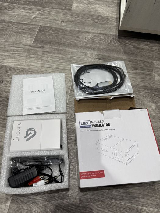 Кинопроектор, проектор, портативный для просмотра фильмов.