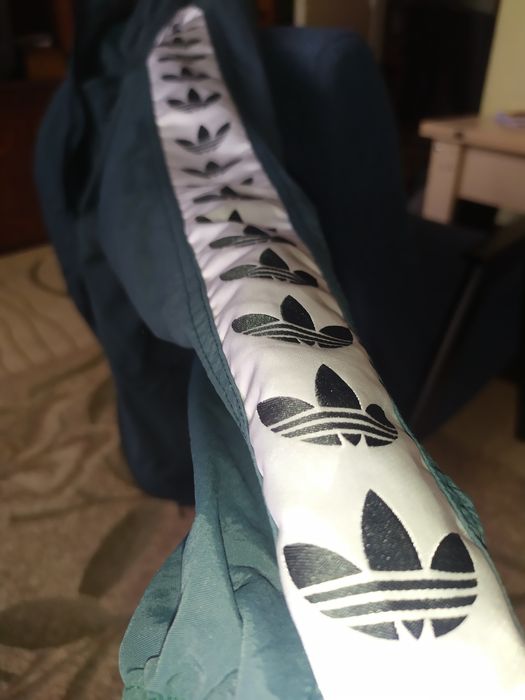 Вітровка Adidas Розмір L-M
Довжина - ,63см
Ширина -56 см
Рукав -73 см
