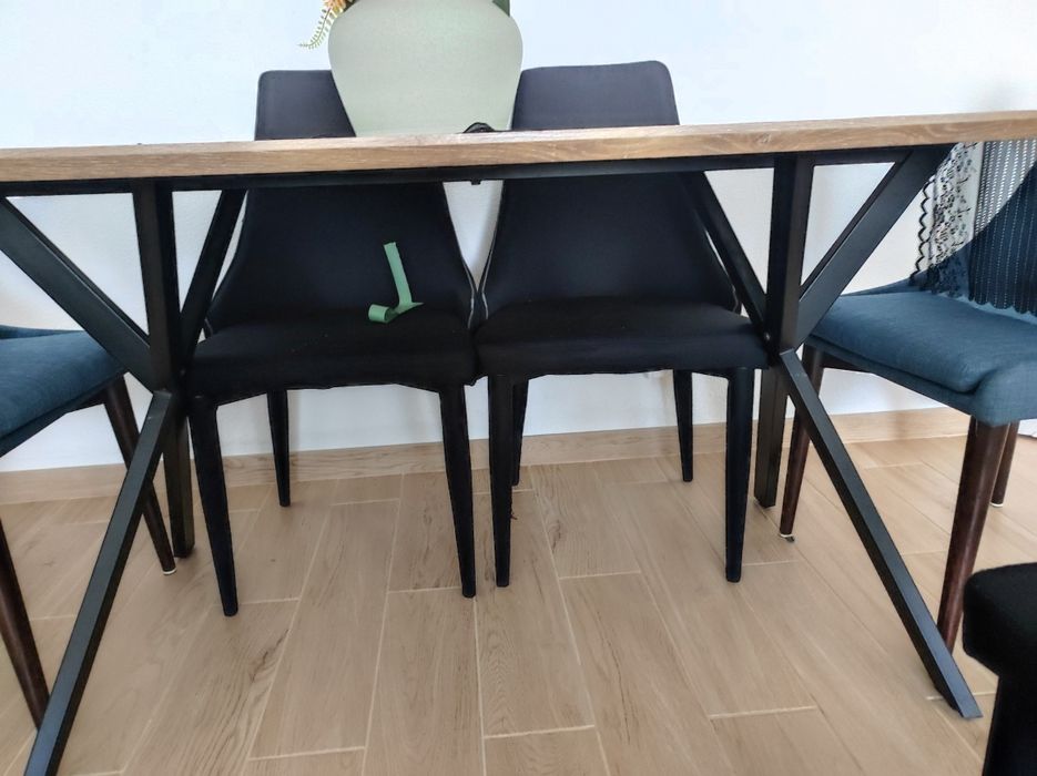 Mesa jantar com tampo em madeira e com base em ferro