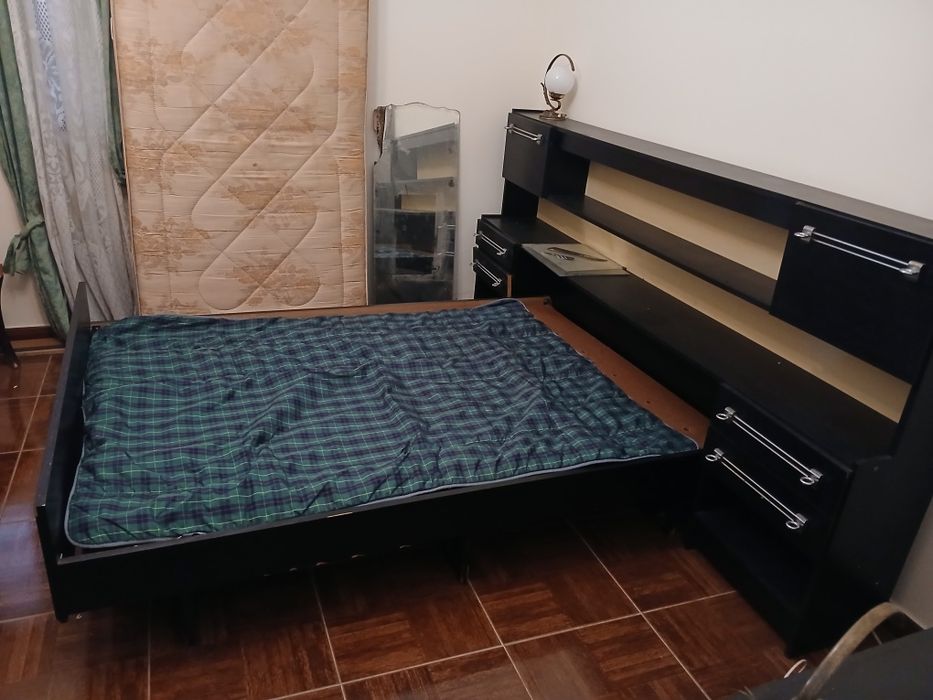 Cama de casal com cabeceira, aparador e espelho