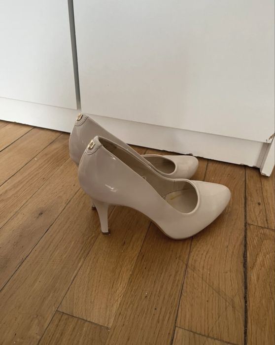 Skórzane beżowe szpilki