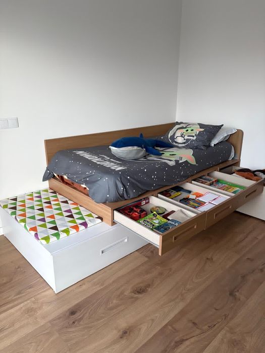 Quarto criança composto por duas camas e secretaria