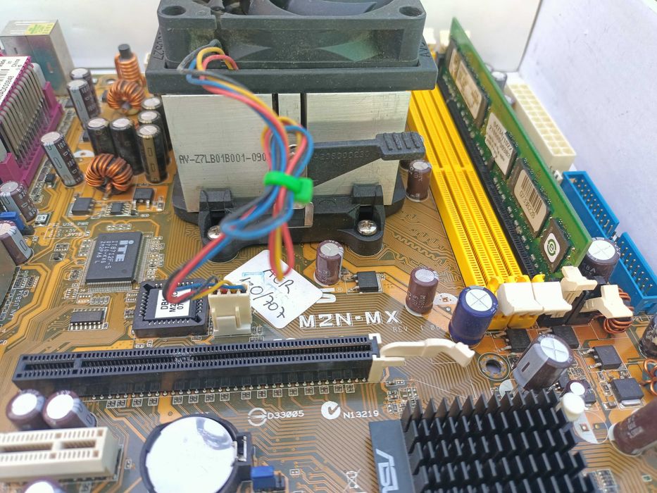 Материнська плата Asus M2N-MX SE Плюс модуль оперативної пам'яті Kingston ValueRAM