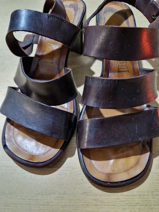 Sandały skórzane na obcasie brązowe