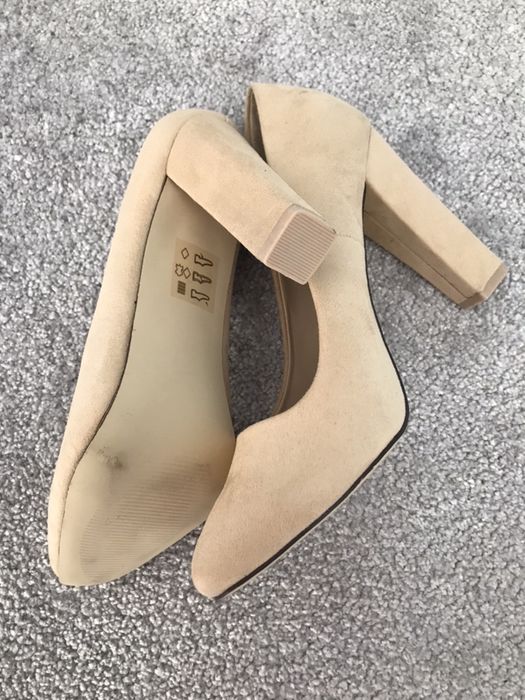 Nowe obcasy zamszowe, beżowe rozm. 39