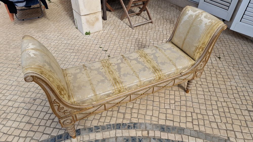 Canapé estilo Louis XVI.
