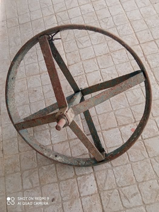 Roda de carro mão antiga