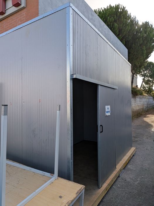 Anexo em PVC c/ base em madeira 4m x 2m x 3m