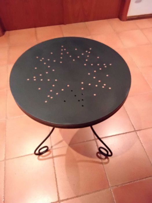 Mesa em metal preta