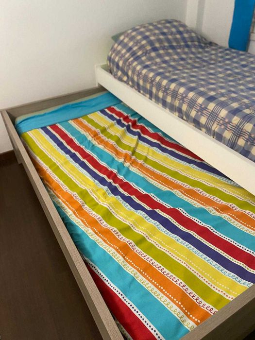 Cama de 2.00 x 0.90 m (com cama extra de gaveta)