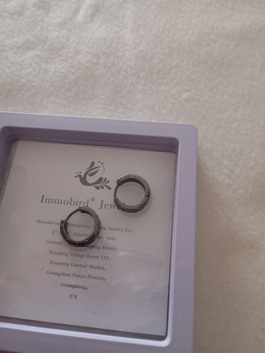 Par de brincos da marca Immobird unisexo

- Design unisexo.
- Cor pret