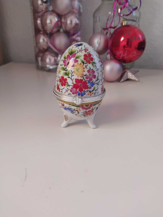 Яйцо-шкатулочка,на магните.