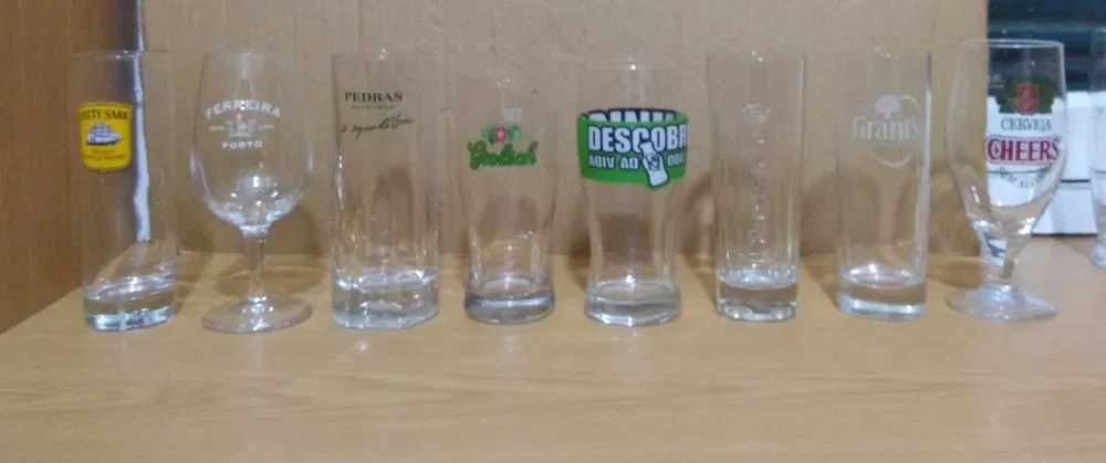 Copos com marcas de bebidas diversas