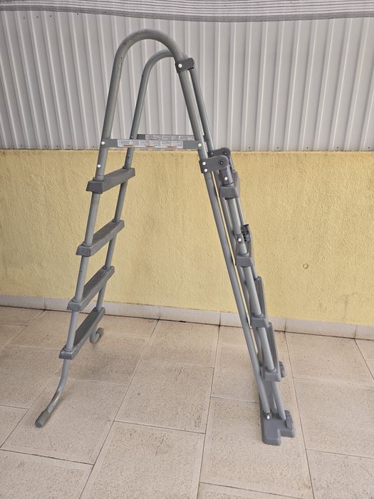 Escada de piscina