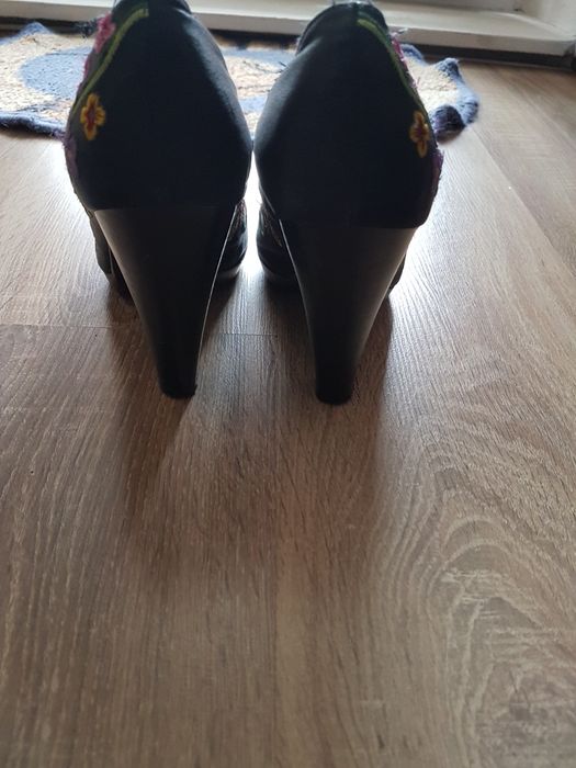 Pięknie zdobione buty na koreczku