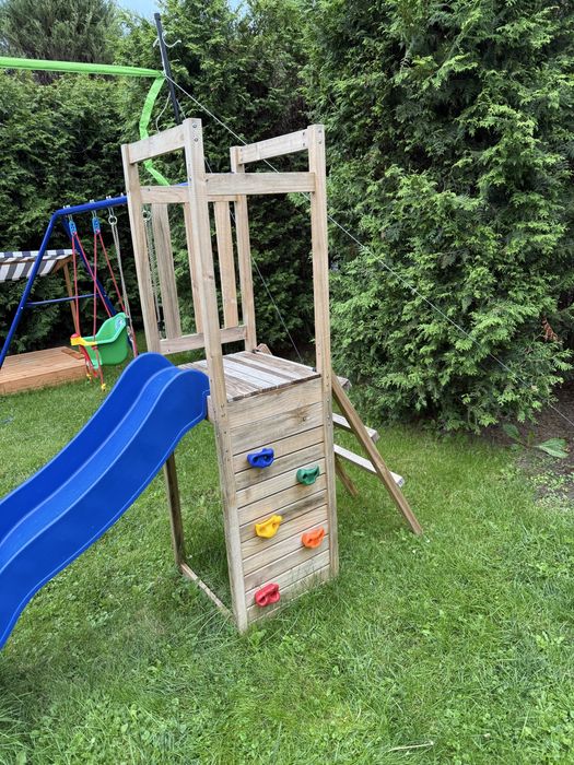 Plac zabaw dla dzieci, huśtawki plus zjeżdżalnia