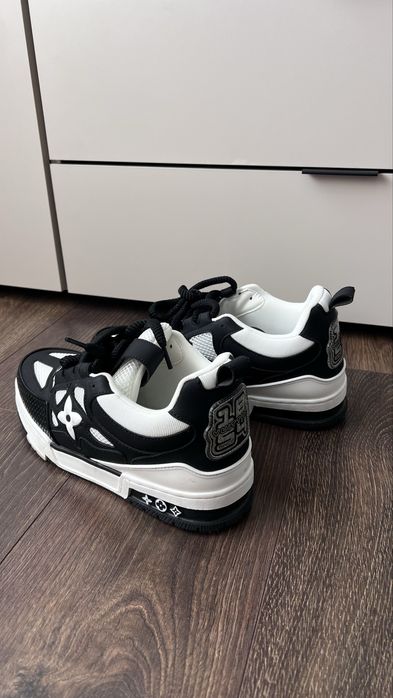 Продам кросівки LV