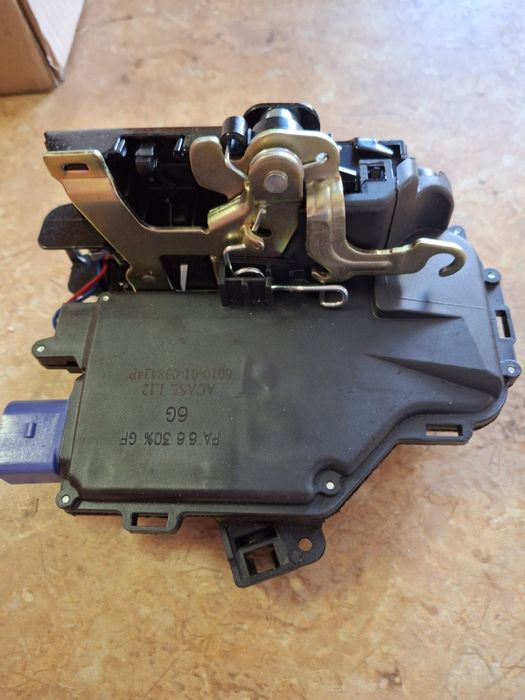 Замок задней правой двери