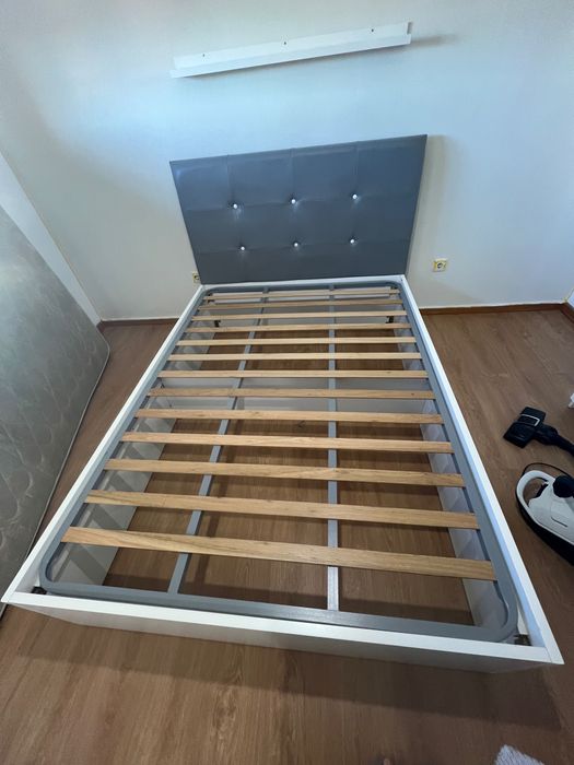 Cama estofada em cinza