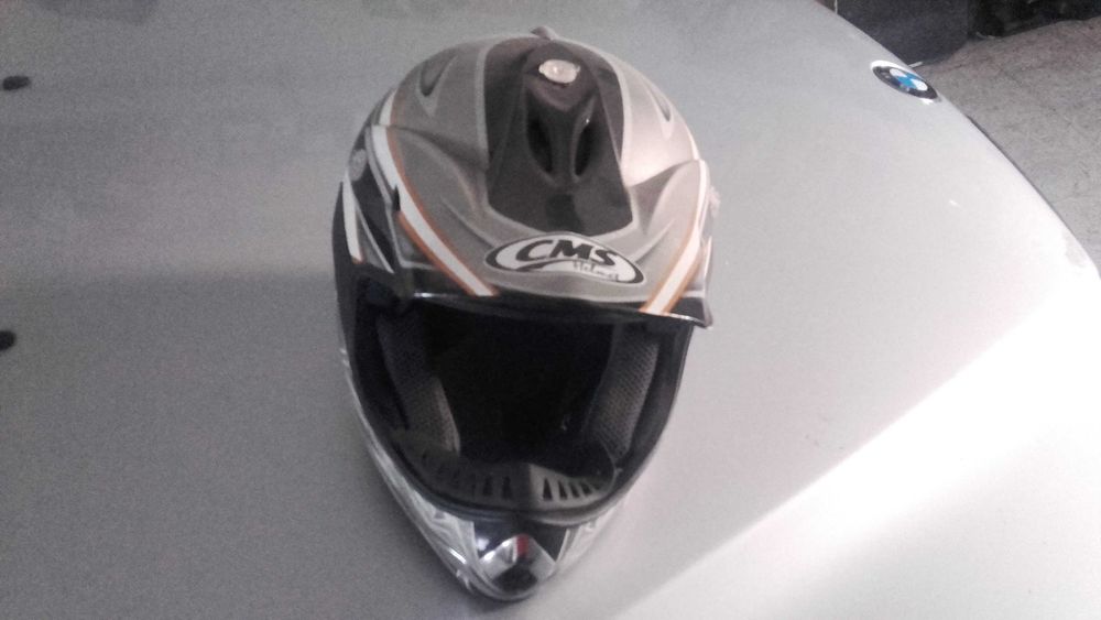 Vendo capacetes amarelo cross KW com oculos Mito ou o capacete cinza.