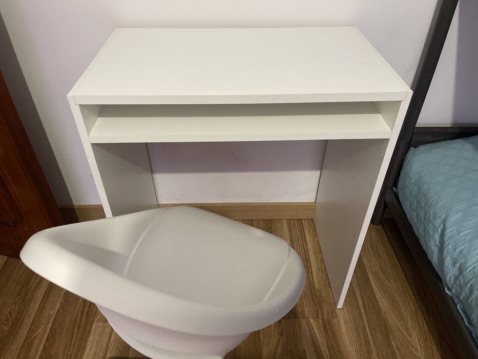 Secretaria com cadeira