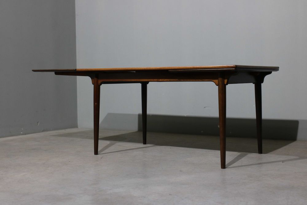 Mesa de jantar Gunni Omann modelo 54 em pau santo