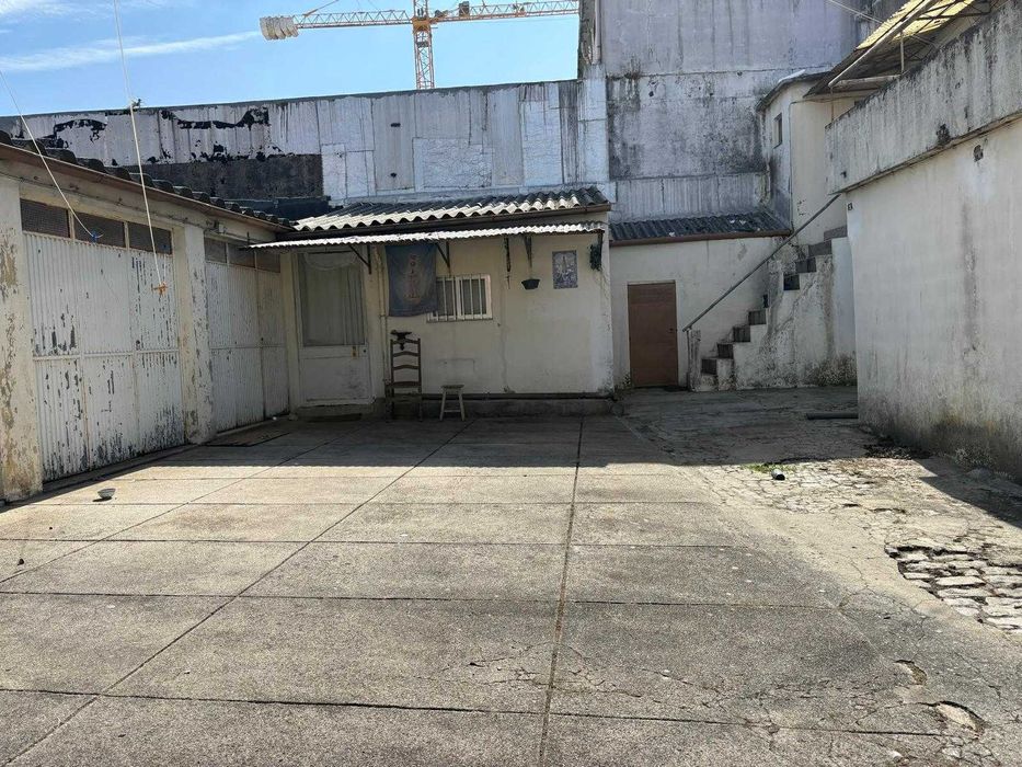 Dois prédios com lojas cave e terreno Paranhos