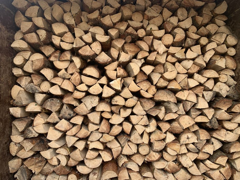 Дрова колоті укладені