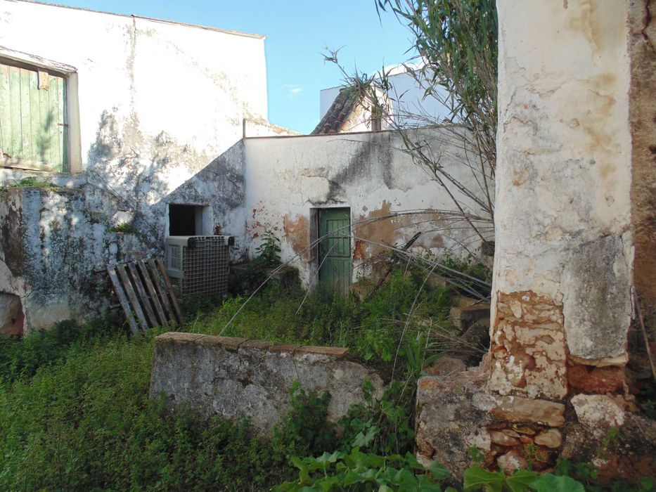 Quintinha com casa em ruínas para reconstrução – Quelfes, Olhão