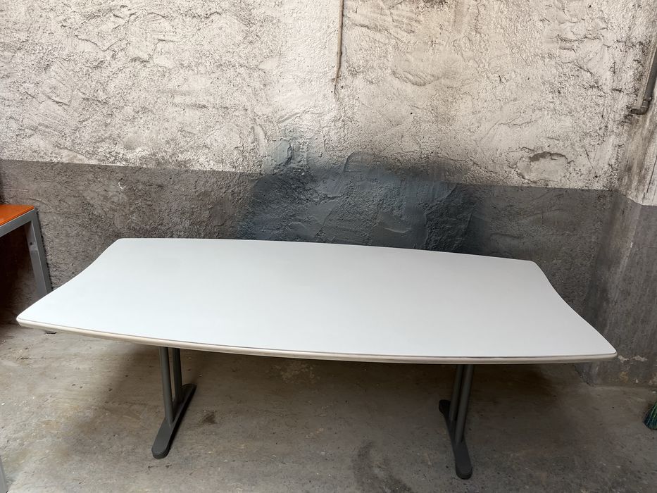 Mesa branca de reuniões