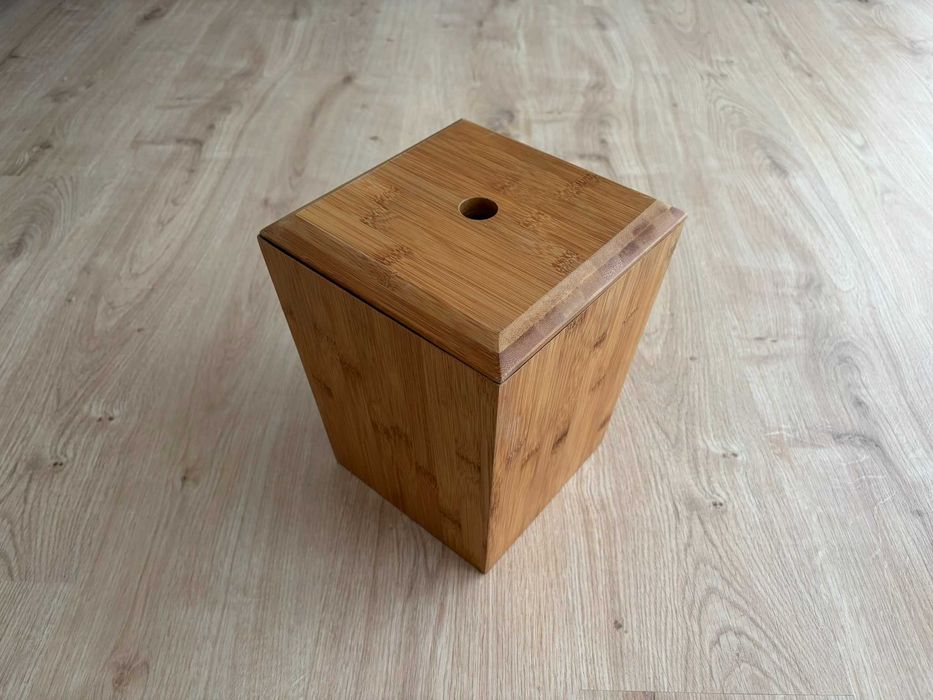 LOTE acessórios em madeira p WC: caixote, piaçaba, doseador, 2 cabides