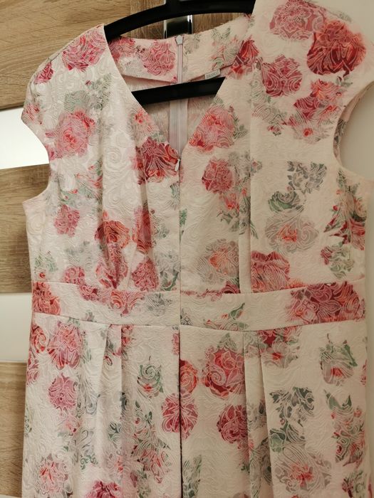 Elegancka sukienka ciążowa w kwiaty firmy Branco - igła!