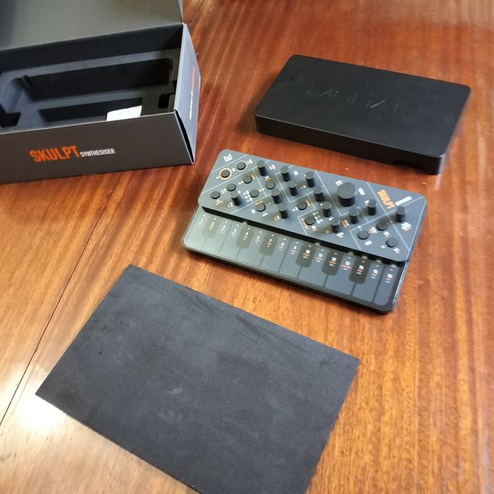Sintetizador Skulpt modal novinho em folha com muito pouco uso