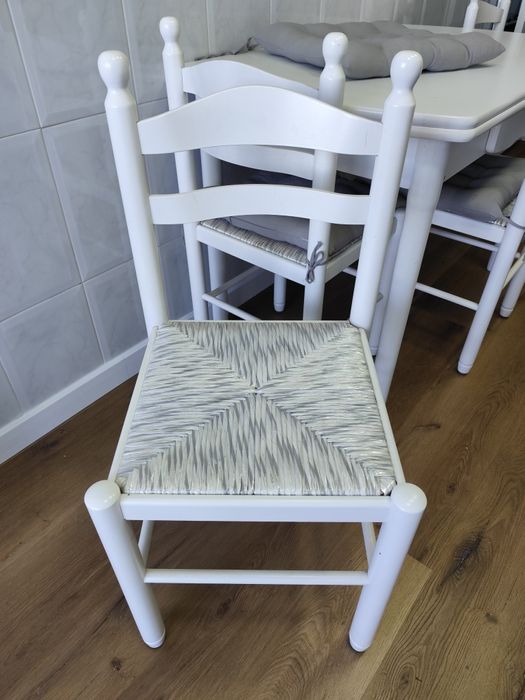 Mesa e cadeiras de cozinha