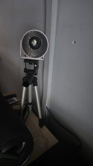 Nowy projektor z stojakiem
