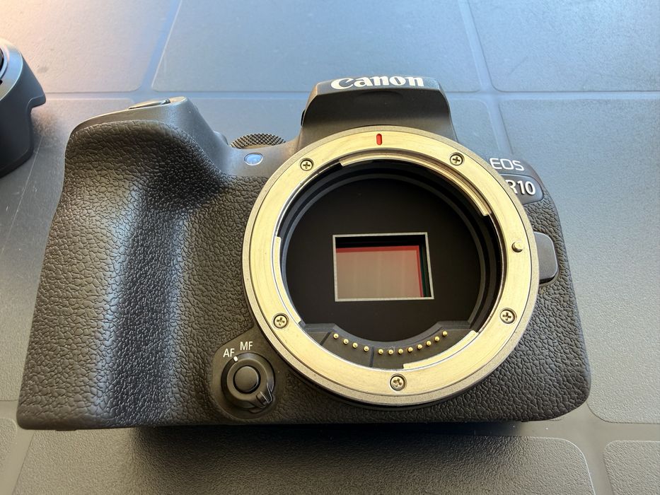 Kit Canon EOS R10 + Lente 18-150mm + 50mm f/1.8 STM + Adaptador EF-R + Saco Transporte