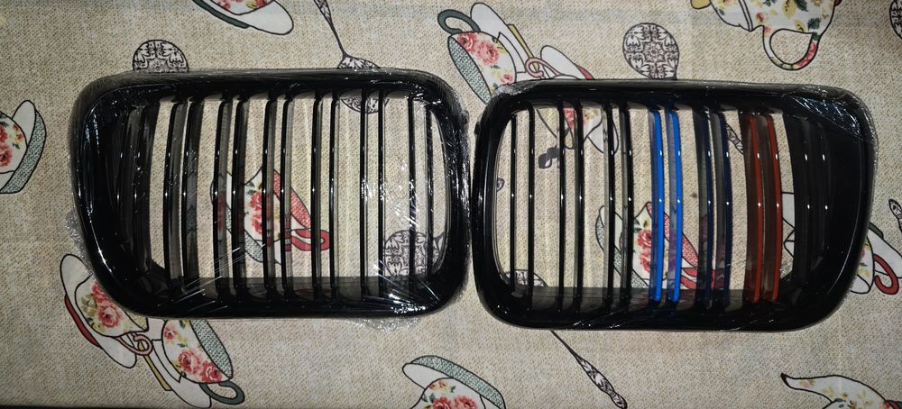 Vendo Grelhas frontais estilo M e piscas led pretos para BMW E36
