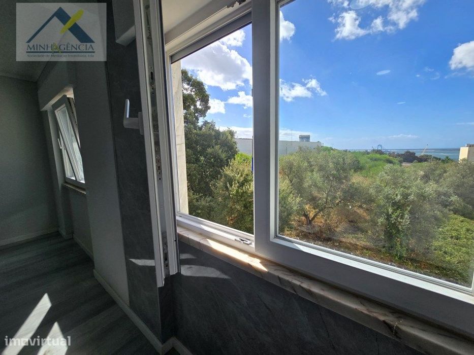 Apartamento T2 remodelado com arrecadação em Setúbal