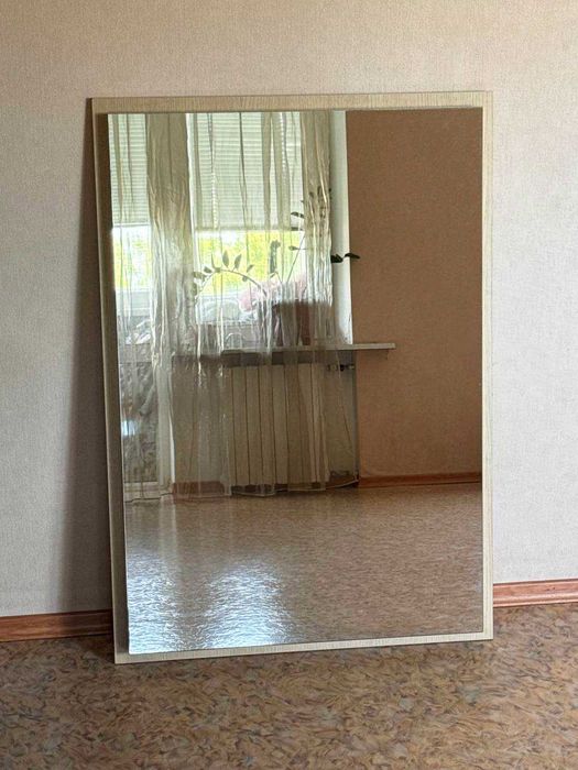 Велике настінне дзеркало