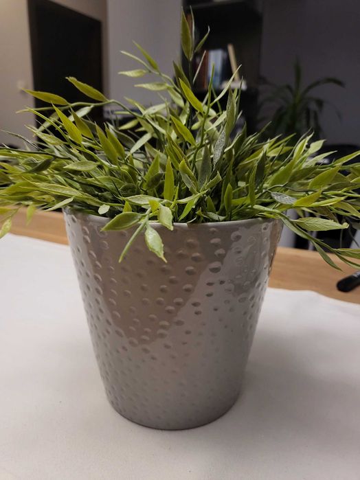 Doniczka szara kropkowana