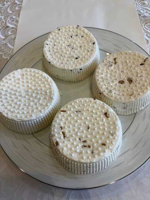 Ser kozi podpuszczkowy i mleko kozie Anglonubijskie