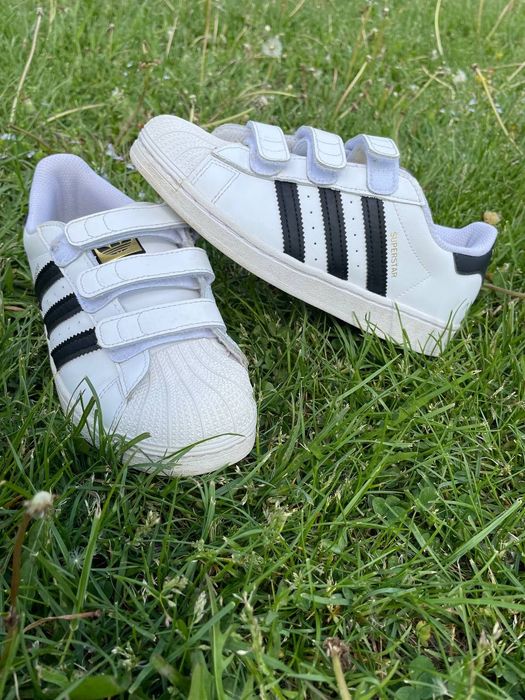 Кросівки adidas.