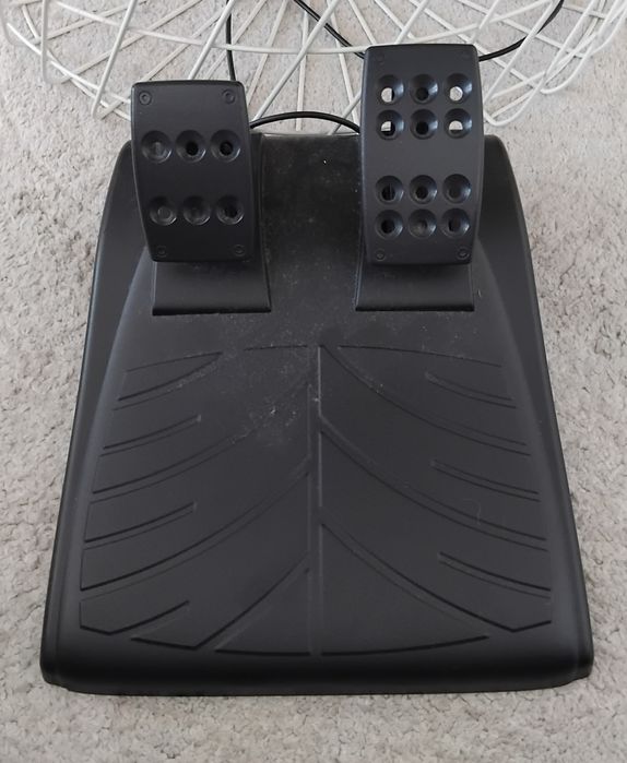 Volante e pedais da Logitech
