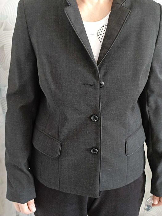 Продам женские костюмы , размер 46-48, строгие