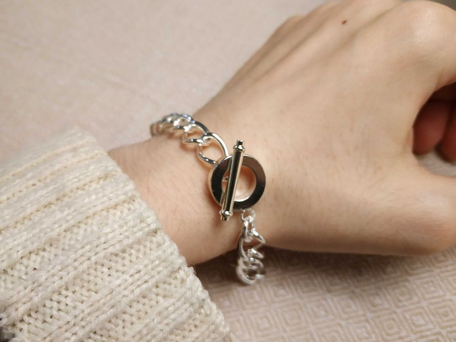 Pulseira dourada e prateada