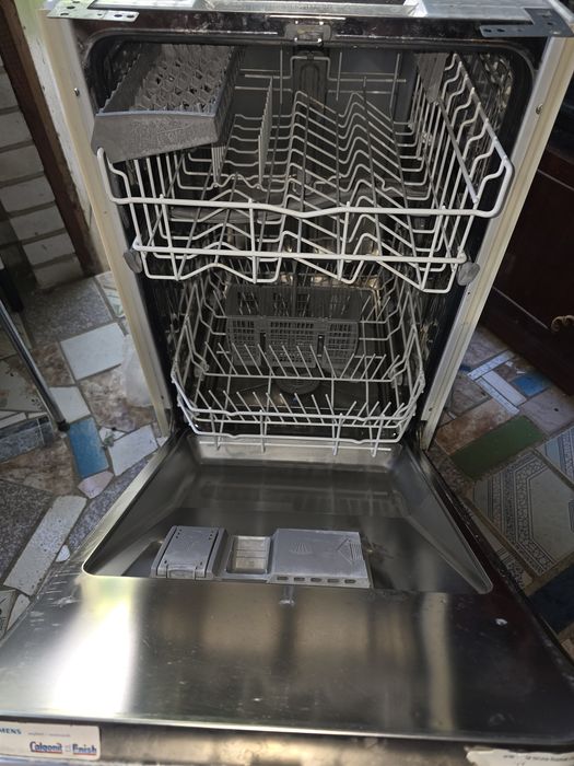 Продам бу посудомийну машину Simens . Машина з німеччини. Повністю в робочому стані, власноруч привозив з німеччини.