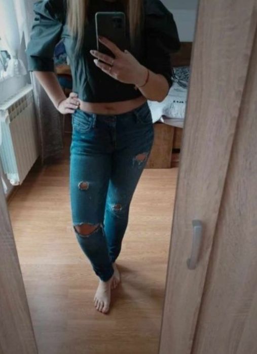 Jeansy z Zary z dziurami
