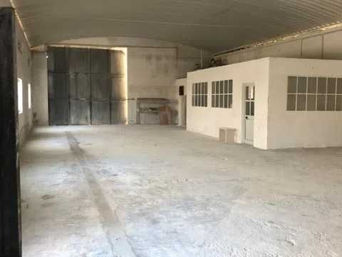 Arrenda-se Armazem com 200m2 tapados e logradouro de 150,com plantas.