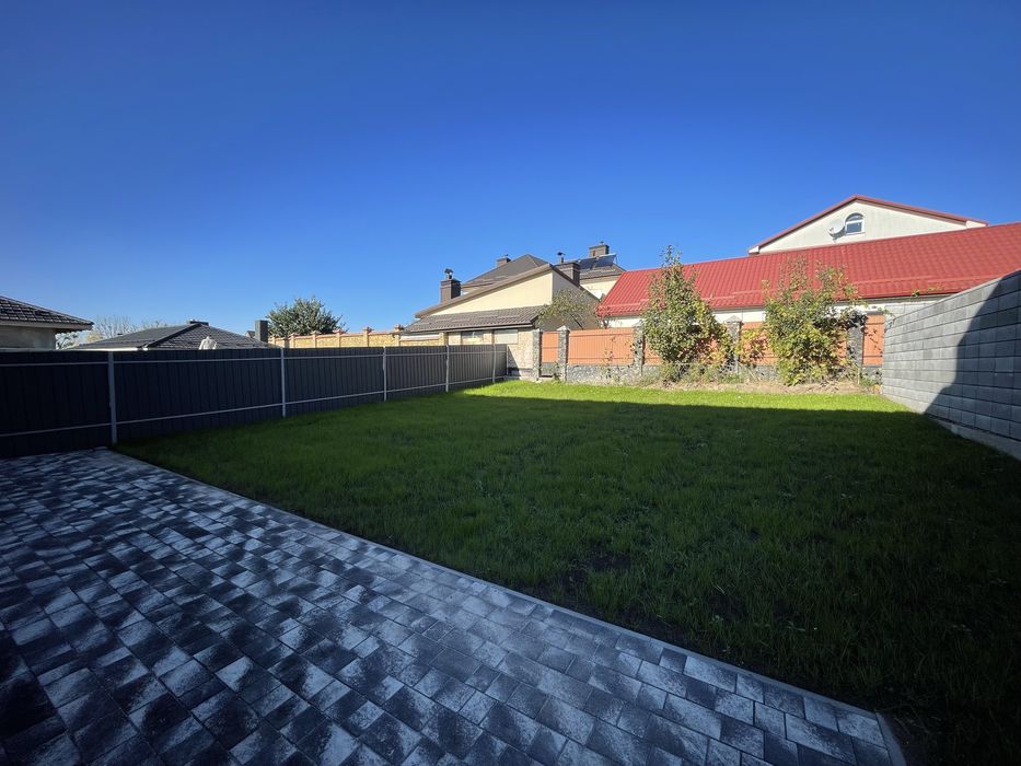 Котедж з ремонтом та великою ділянкою